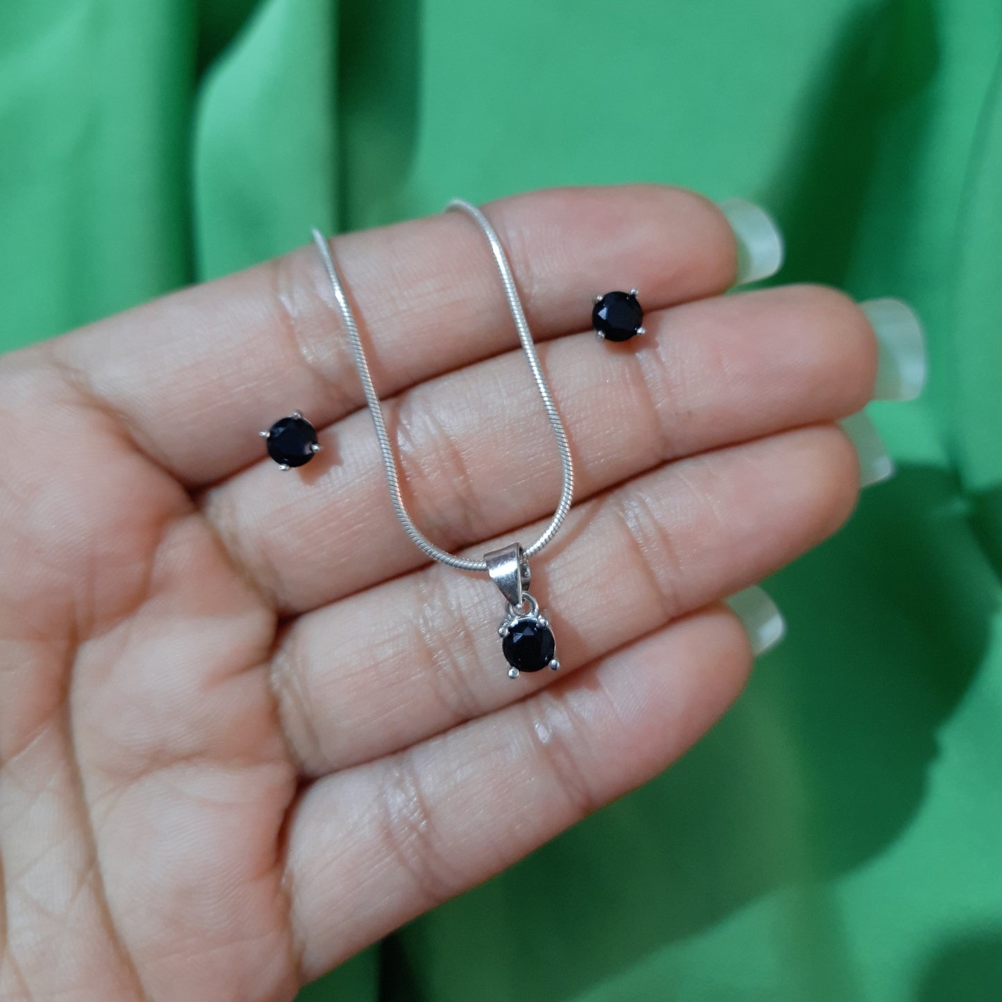 Black Round Pendant Set